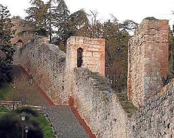 Imagen secundaria 1 - Arriba, iglesia de San Lesmes y monasterio de San Juan; muralla y a la derecha, la estatua del Cid Campeador.