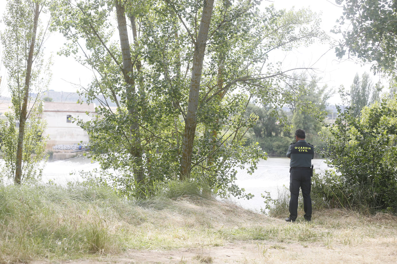 Agentes de la Guardia Civil rastrean desde ayer el río a la altura de Simancas en busca de un cocodrilo de gran tamaño. 