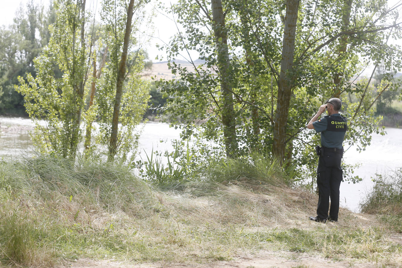 Agentes de la Guardia Civil rastrean desde ayer el río a la altura de Simancas en busca de un cocodrilo de gran tamaño. 