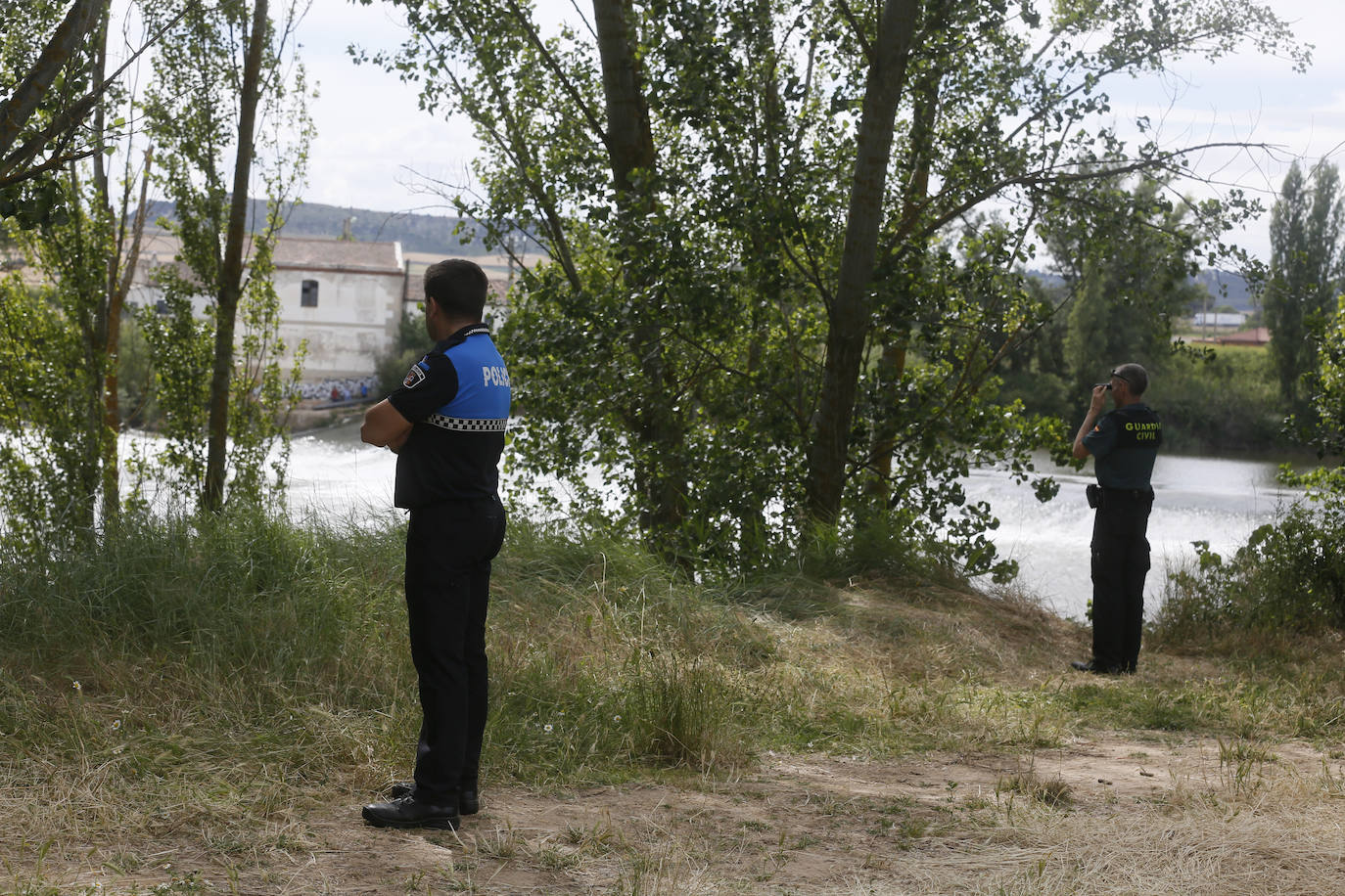 Agentes de la Guardia Civil rastrean desde ayer el río a la altura de Simancas en busca de un cocodrilo de gran tamaño. 