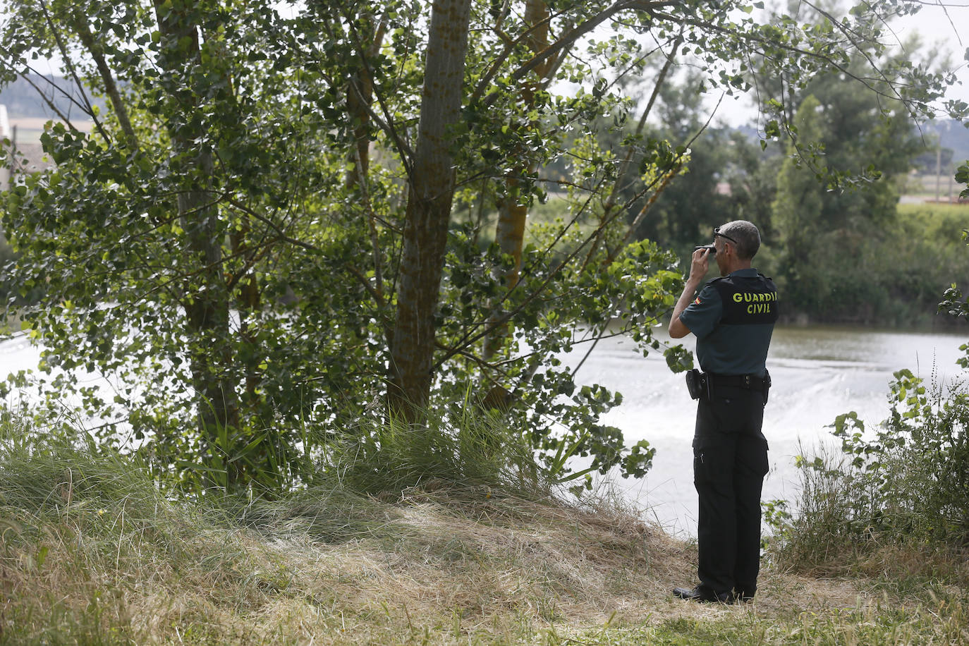 Agentes de la Guardia Civil rastrean desde ayer el río a la altura de Simancas en busca de un cocodrilo de gran tamaño. 