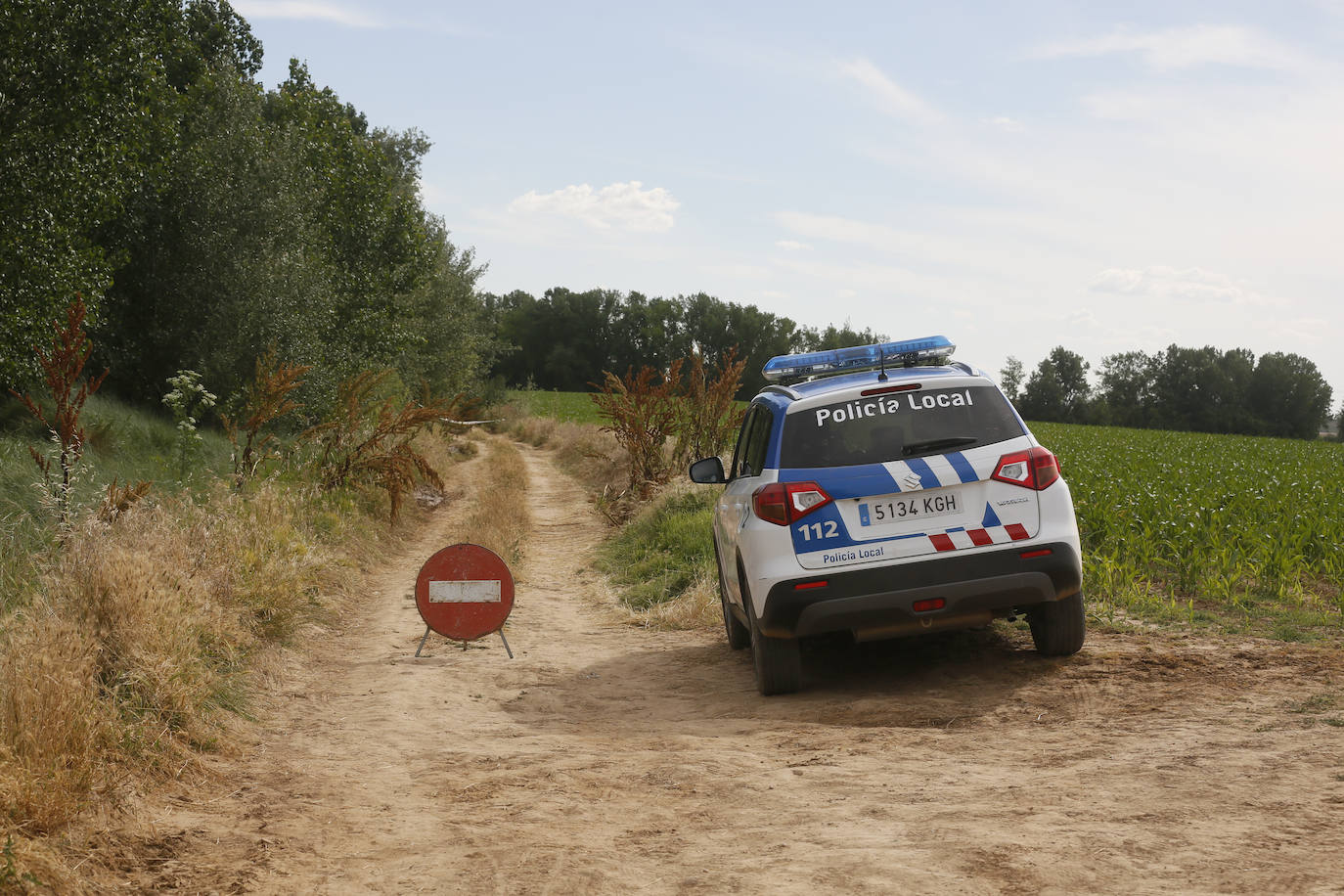 Agentes de la Guardia Civil rastrean desde ayer el río a la altura de Simancas en busca de un cocodrilo de gran tamaño. 