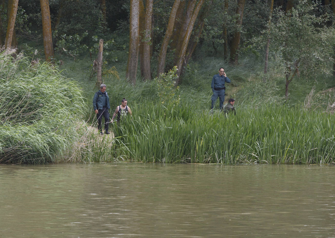 Agentes de la Guardia Civil rastrean desde ayer el río a la altura de Simancas en busca de un cocodrilo de gran tamaño. 