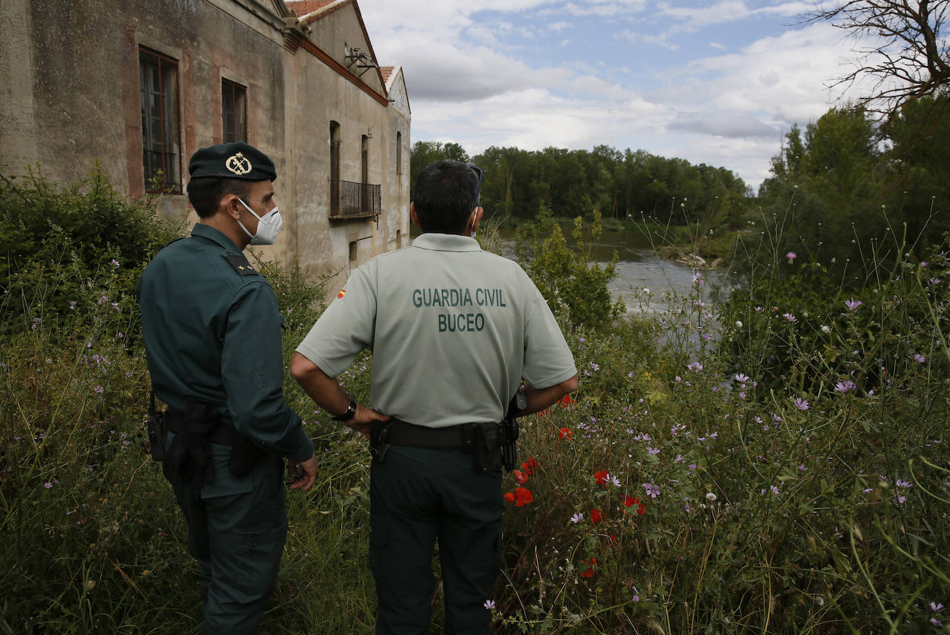 Agentes de la Guardia Civil rastrean desde ayer el río a la altura de Simancas en busca de un cocodrilo de gran tamaño. 