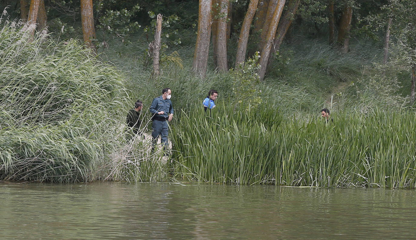 Agentes de la Guardia Civil rastrean desde ayer el río a la altura de Simancas en busca de un cocodrilo de gran tamaño. 