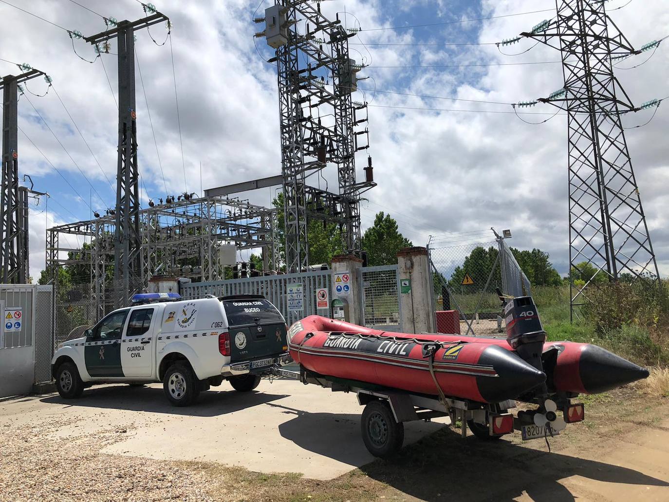 Agentes de la Guardia Civil rastrean desde ayer el río a la altura de Simancas en busca de un cocodrilo de gran tamaño. 