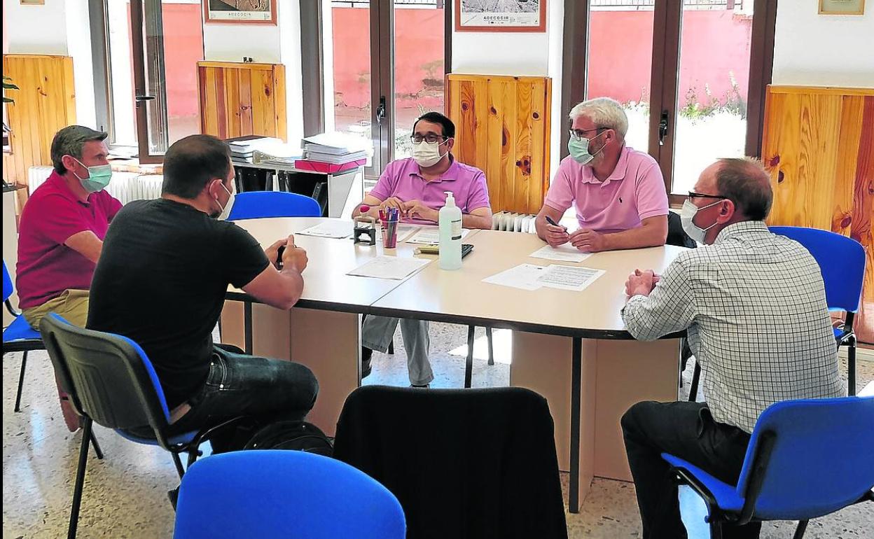 Los representantes de Adecocir junto a los promotores durante la firma de contratos.