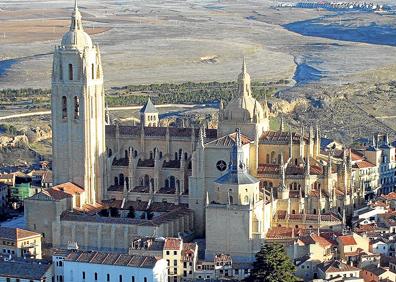 Imagen secundaria 1 - Vista aérea de la Catedral y a la derecha, campanario catedralicio. 