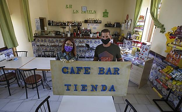 Sandra Rojas y su pareja, Israel Román, en su negocio.