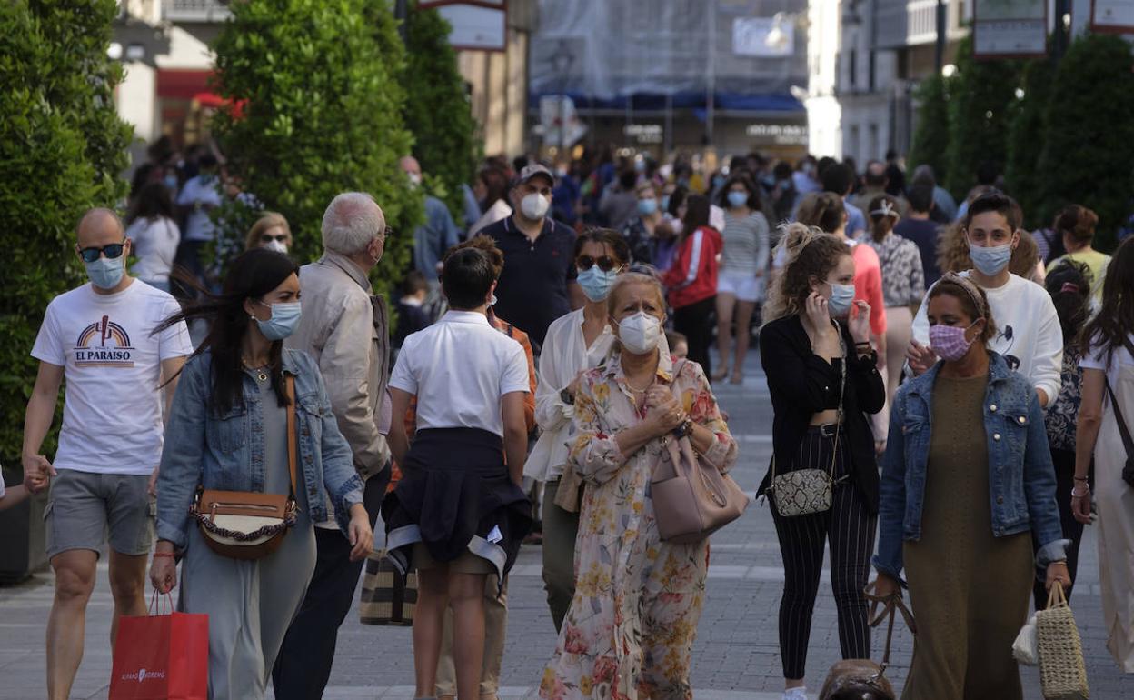 Varias personas caminan por la calle Santiago, durante la desescalada del coronavirus. 