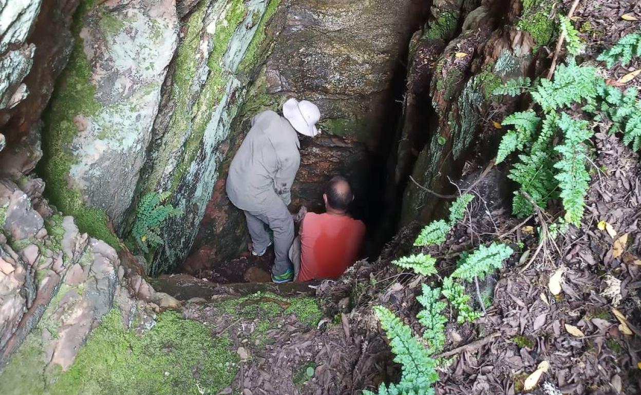 Los investigadores, en los distintos puntos en los que han estado desarrollando sus trabajos en la Sierra de Camaces.