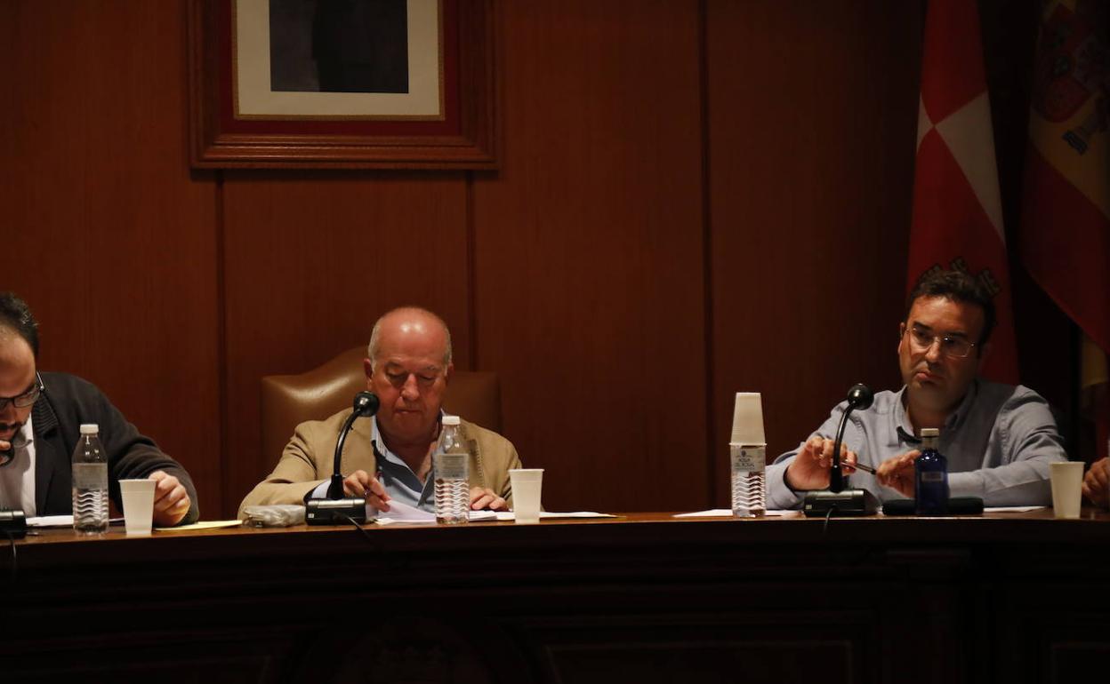 Pleno del mes de septiembre en el que está el alcalde, Elías Arranz (PSOE), en el centro, y a la derecha, Roberto Díez (PP), quien tras la moción de censura será el alcalde.