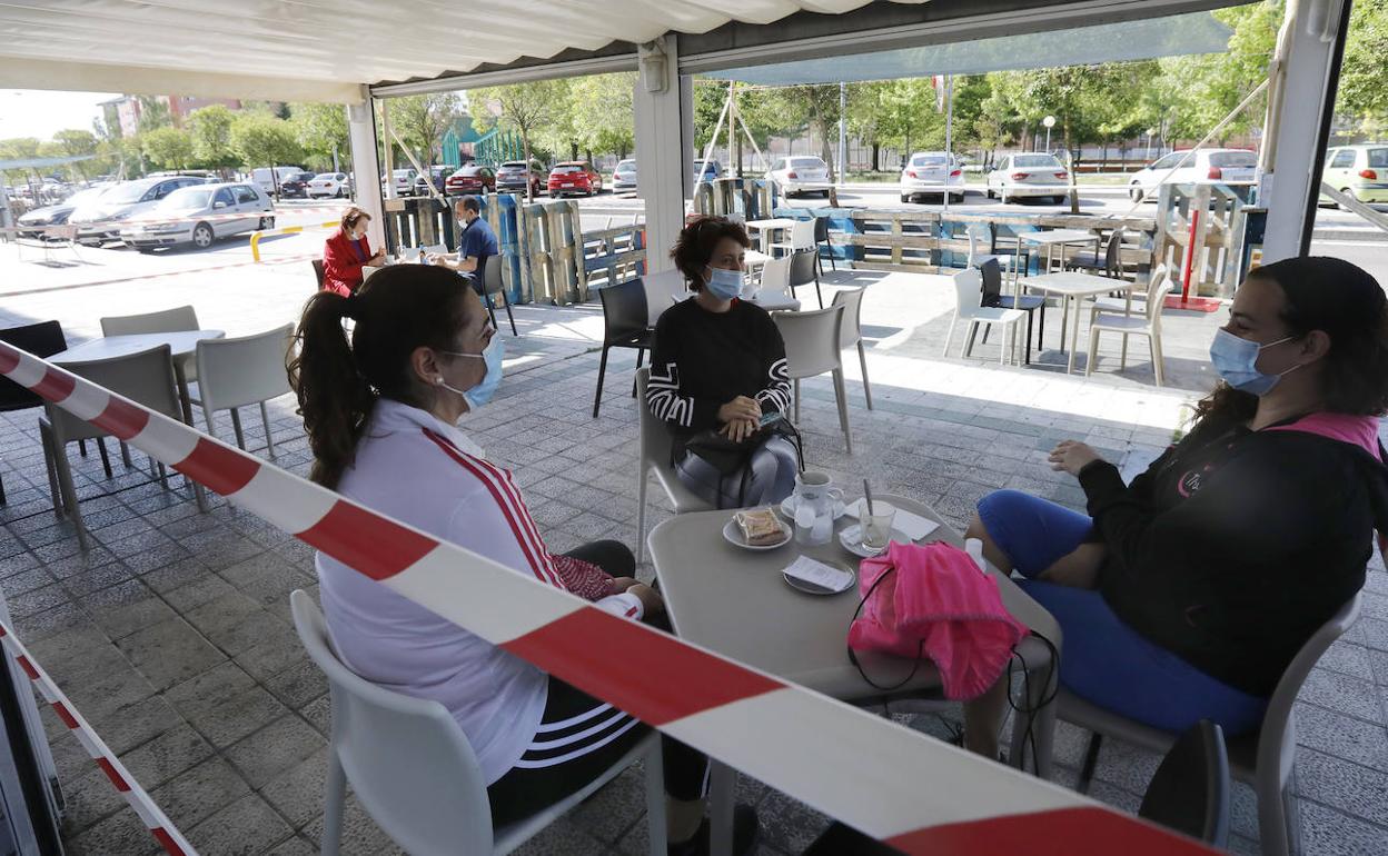 Imagen de archivo de una terraza de un bar de Palencia. 