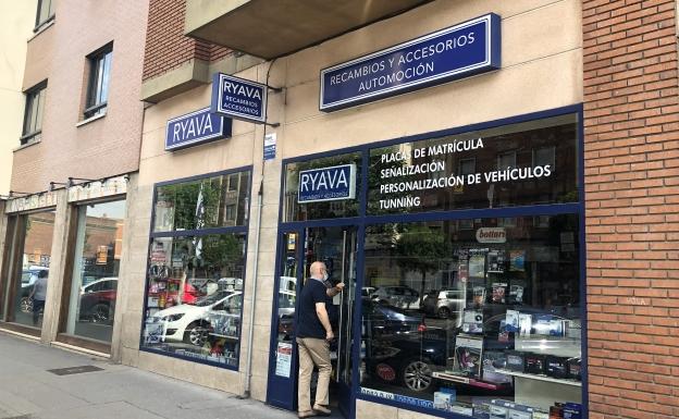 Un cliente accede a las instalaciones de Ryava. 