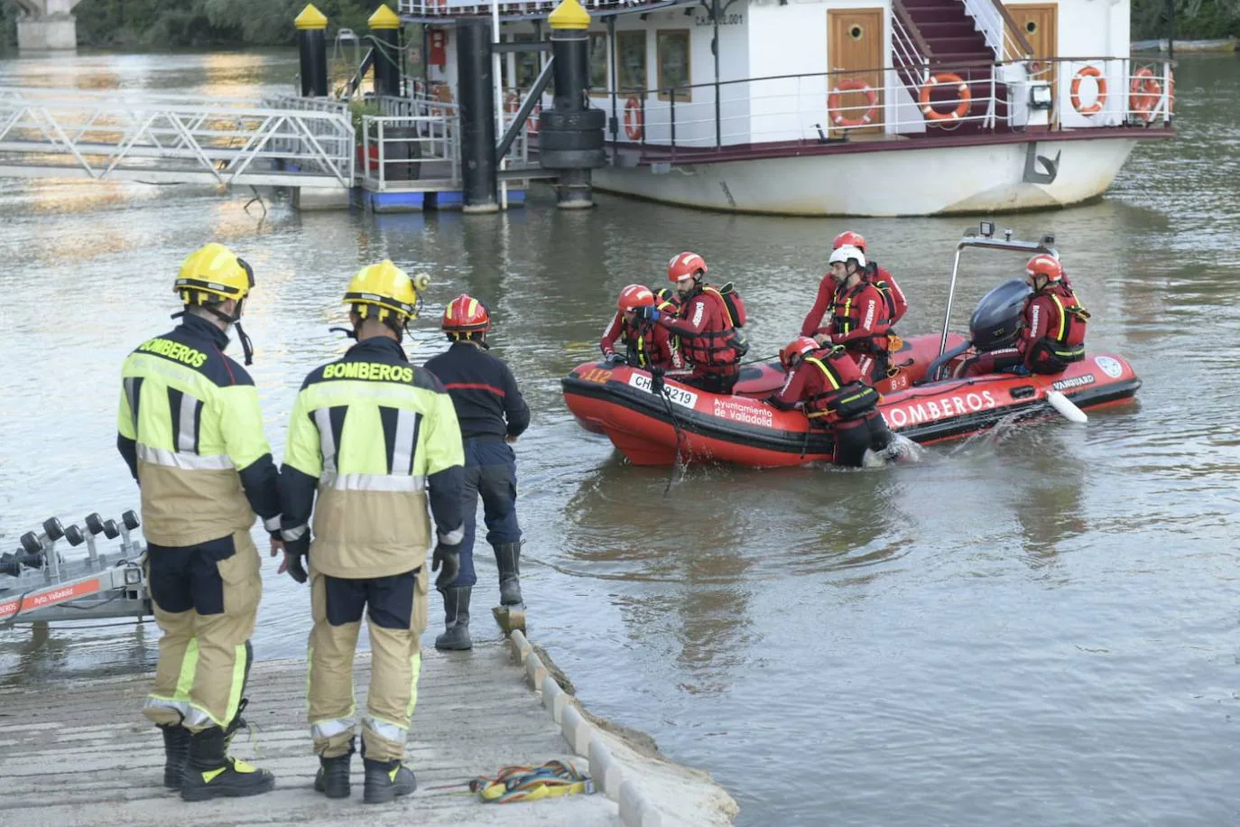 Los Bomberos llegan a la orilla tras la infructuosa búsqueda. 