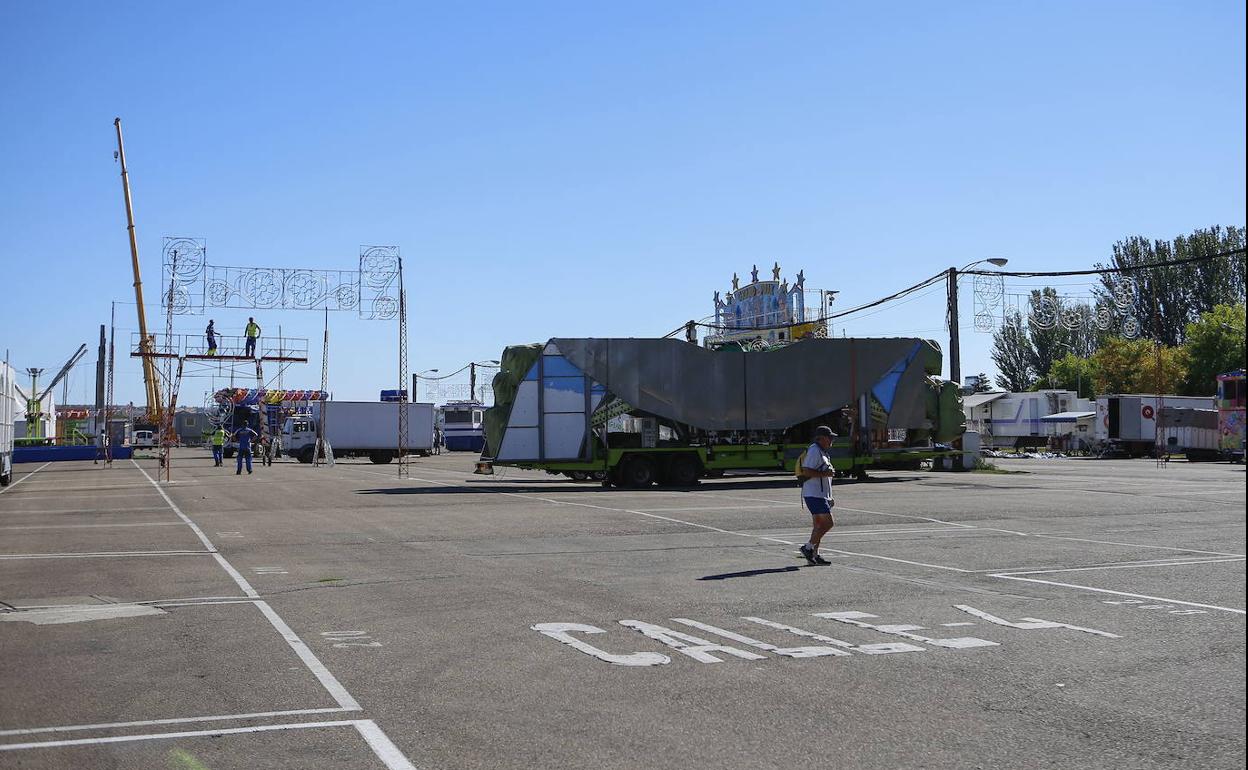 Caravanas de feriantes en el aparcamiento de La Aldehuela.