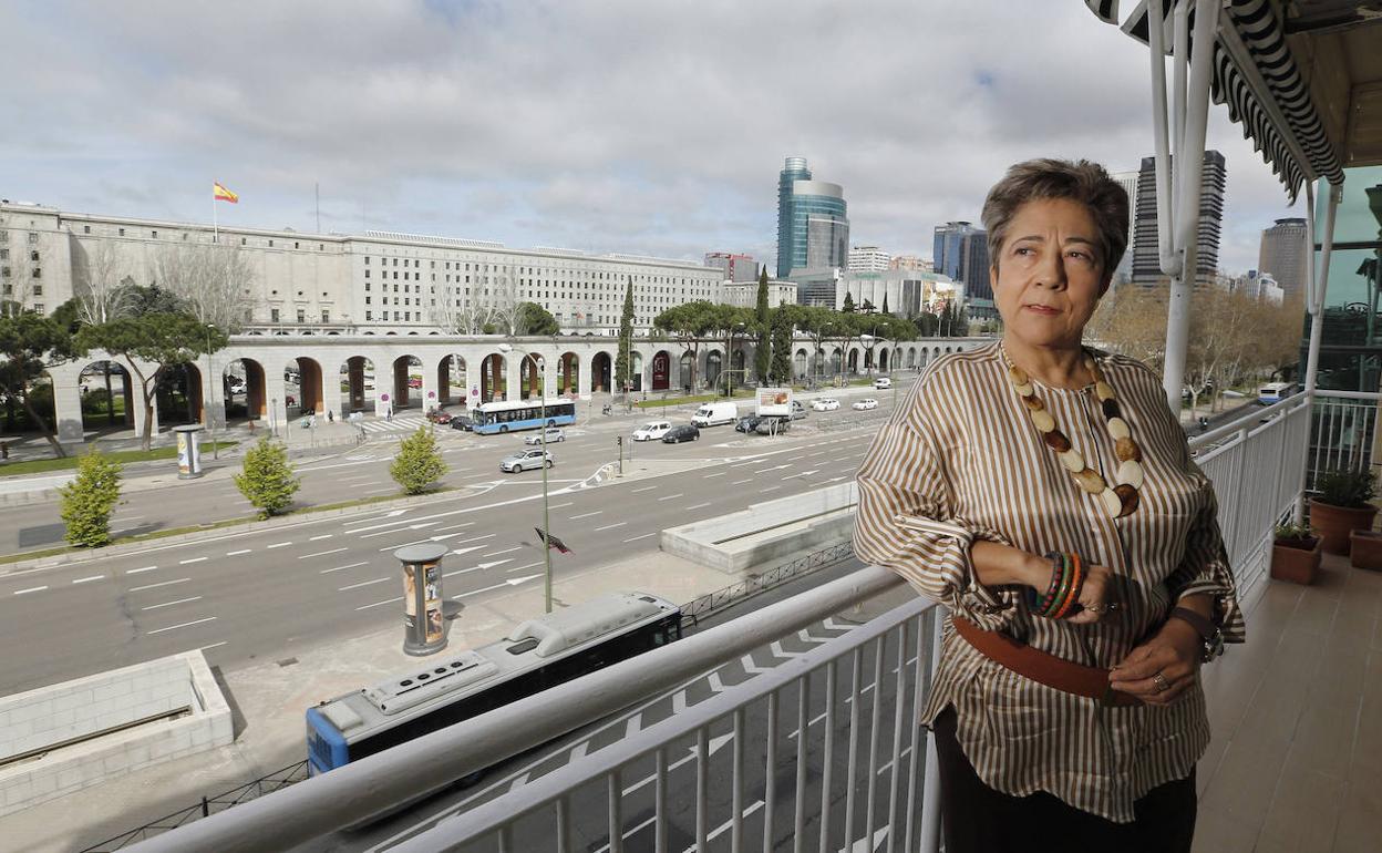 Araceli Mangas, en su terraza de Madrid. 