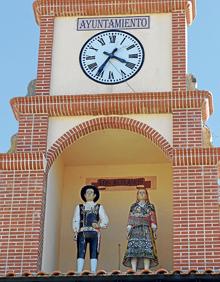 Imagen secundaria 2 - Arriba, vista general del pueblo; bodega y las figuras de dos maragatos bajo el reloj del Ayuntamiento.