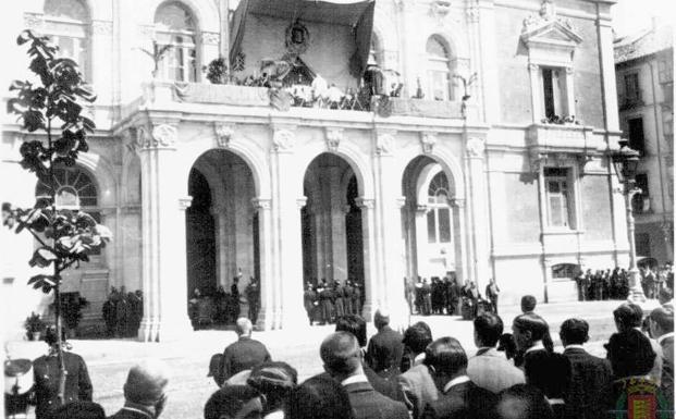 Celebración, el 2 de mayo de 1908, del Centenario de la Guerra de la Independencia en el balcón del nuevo Ayuntamiento.