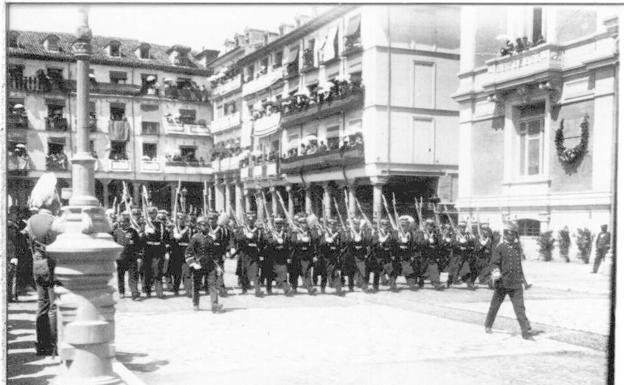 Desfile con motivo del acto inaugural del flamante inmueble.