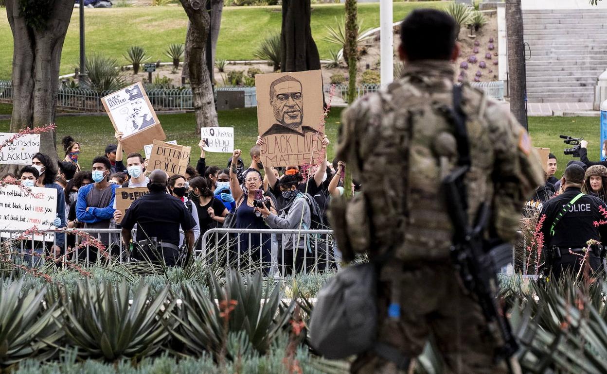 Protesta en California por la muerte de Floyd.