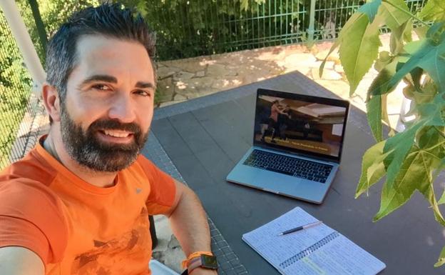 El profesor Marco Lorenzo, en su refugio de El Bierzo, prepara videos tutoriales para sus alumnos. 