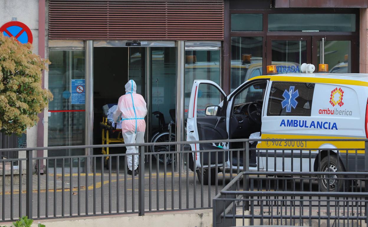 Un sanitario en el hospital de Salamanca. 