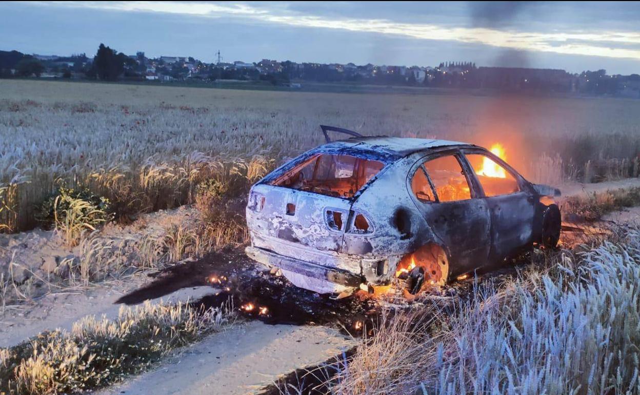 Arde un vehículo en el Camino de Hornillos, en Valladolid