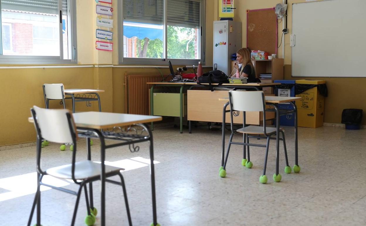 Una profesora en un aula vacía. 