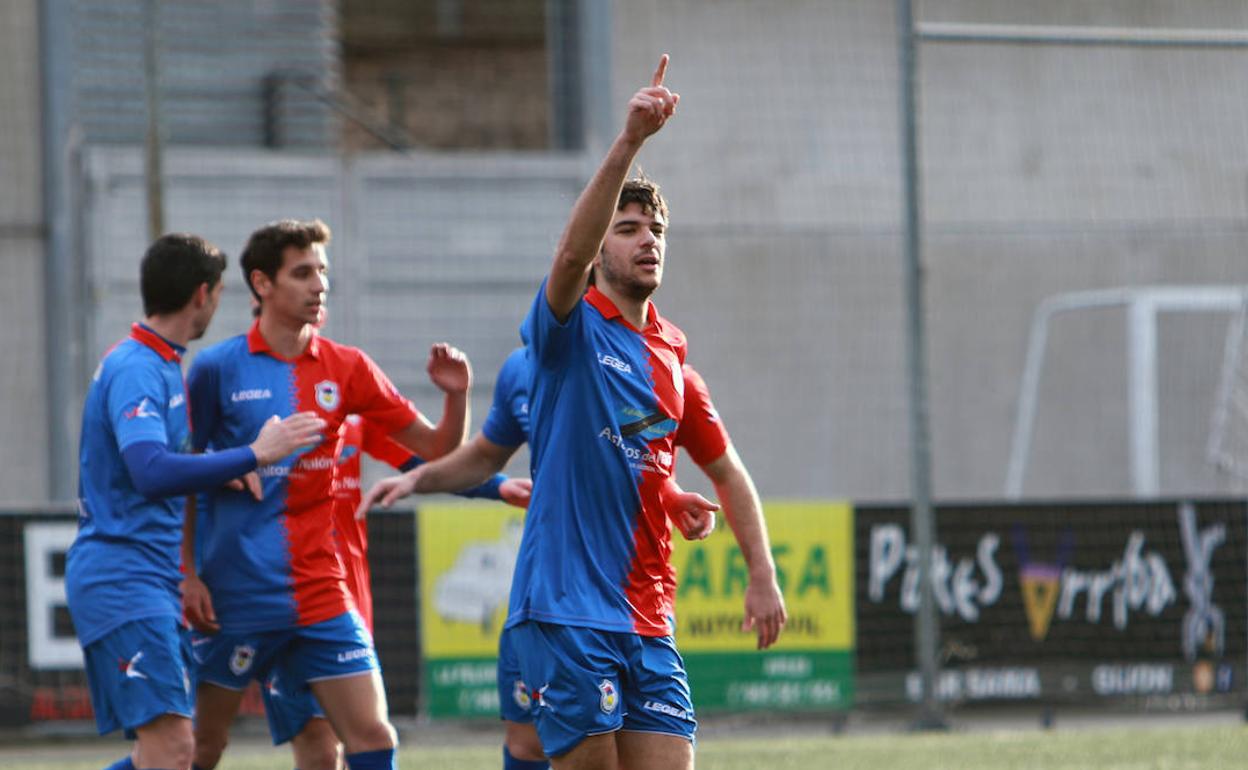 De la Nava celebra un gol con el Langreo a las órdenes de Hernán Pérez. 