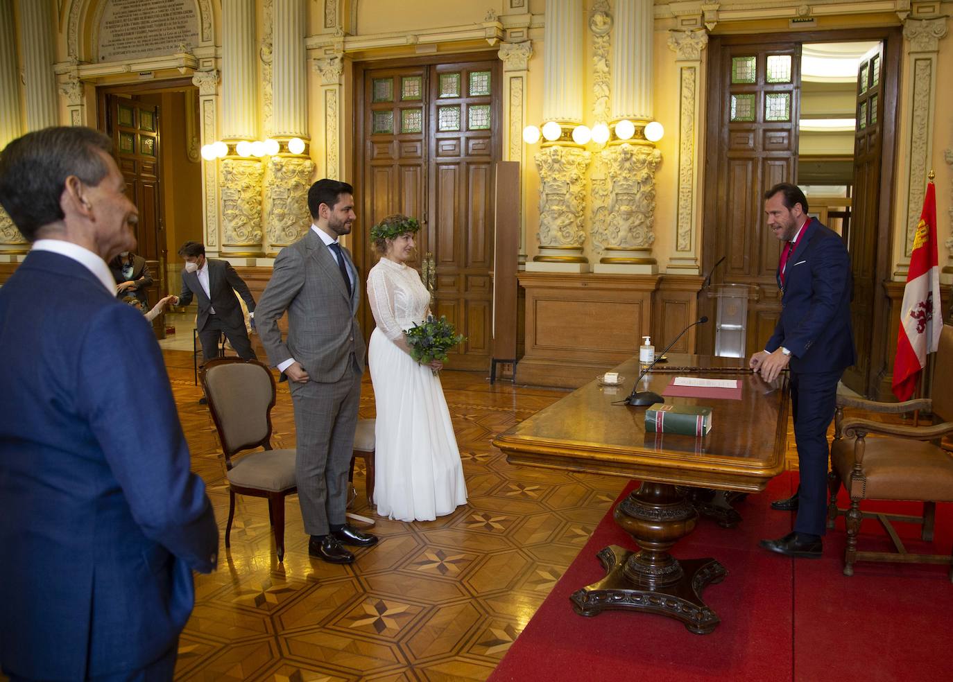 La pareja ha contraído matrimonio este viernes en el Ayuntamiento de Valladolid | La familia de la novia tuvo que seguir la ceremonia desde Holanda a través del teléfono móvil