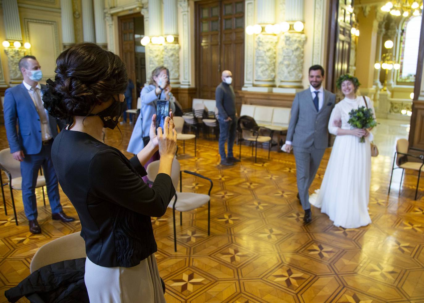 La pareja ha contraído matrimonio este viernes en el Ayuntamiento de Valladolid | La familia de la novia tuvo que seguir la ceremonia desde Holanda a través del teléfono móvil