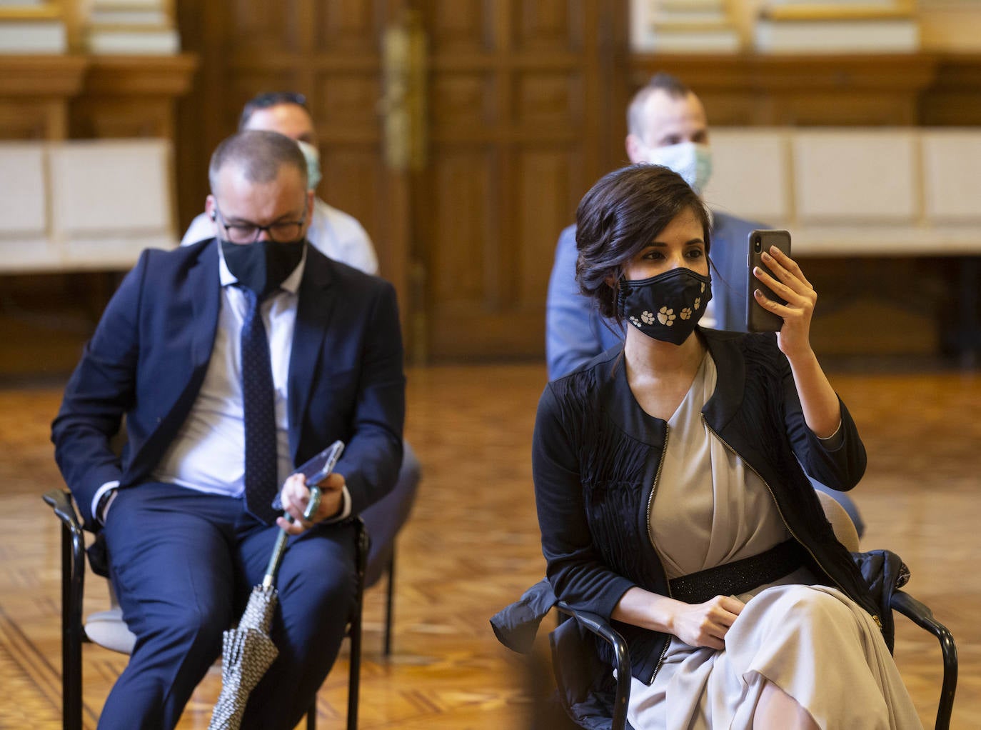 La pareja ha contraído matrimonio este viernes en el Ayuntamiento de Valladolid | La familia de la novia tuvo que seguir la ceremonia desde Holanda a través del teléfono móvil