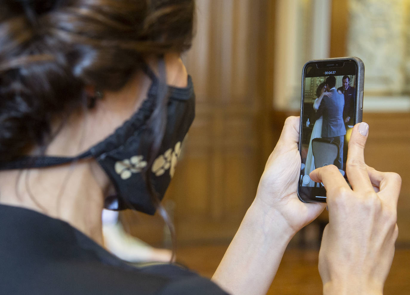 La pareja ha contraído matrimonio este viernes en el Ayuntamiento de Valladolid | La familia de la novia tuvo que seguir la ceremonia desde Holanda a través del teléfono móvil