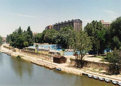 Imagen secundaria 1 - Piscinas de vanguardia en las Moreras