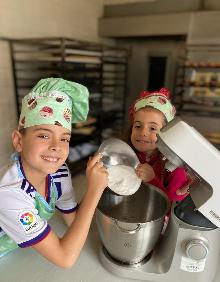 Imagen secundaria 2 - Izan y Olaya en diferentes momentos del proceso de elaboración. 