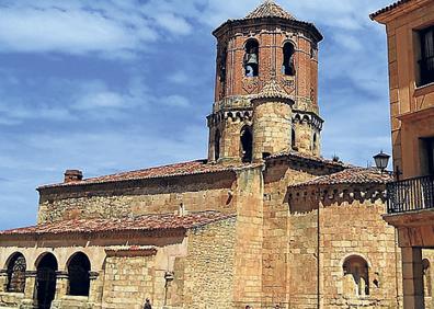 Imagen secundaria 1 - Arriba, Plaza Mayor de Almazán: la iglesia de San Miguel y el Ayuntamiento; y abajo a la derecha, postigo restaurado de la muralla de Almazán. 