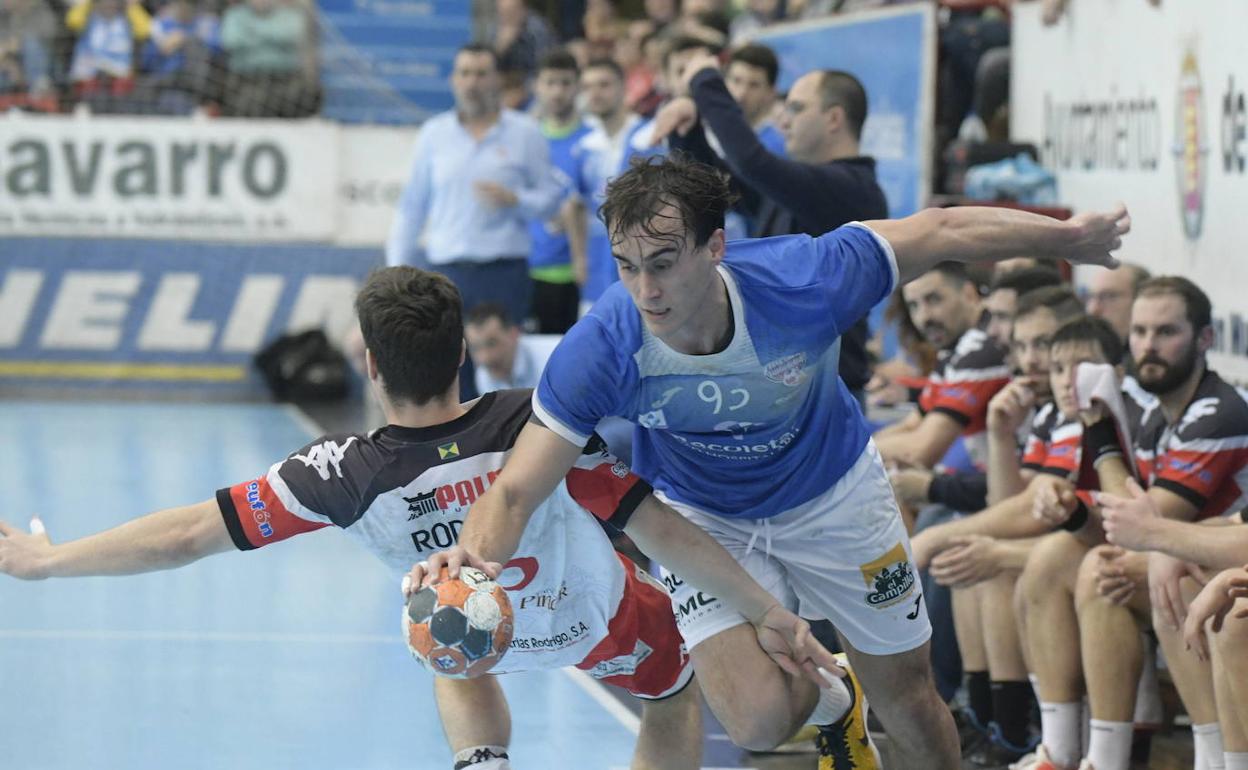 Imagen de un partido entre el Recoletas y el BM Nava. 