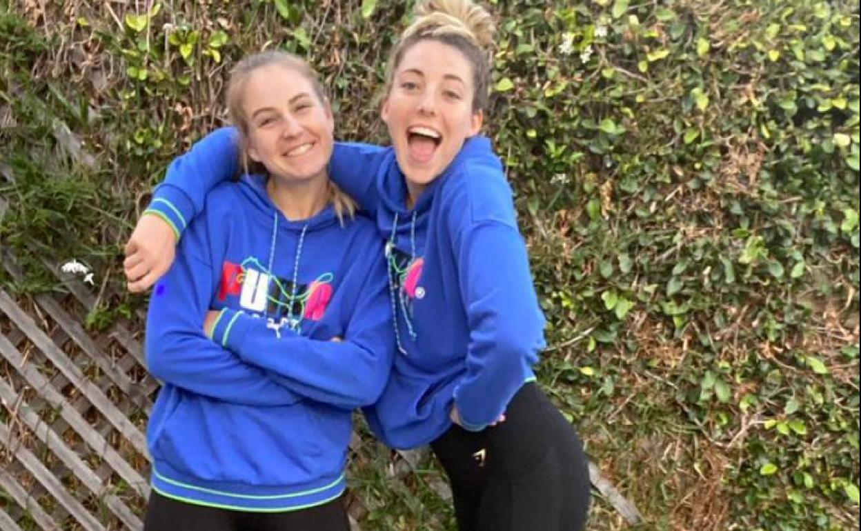 Katie Lou, derecha, junta a su hermana Karlie, también jugadora de Avenida.