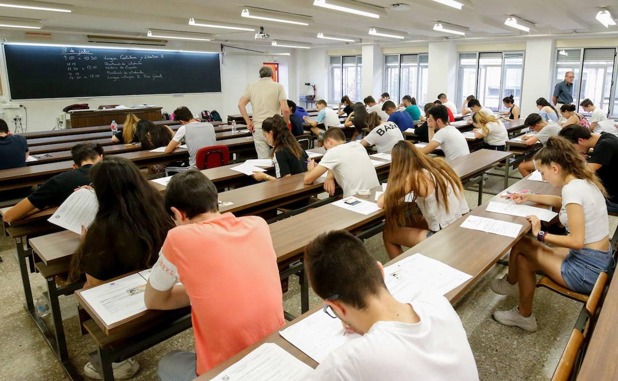 Coronavirus Castilla y León: Más de 5.200 estudiantes de Castilla y León acuden a clase para preparar la EBAU