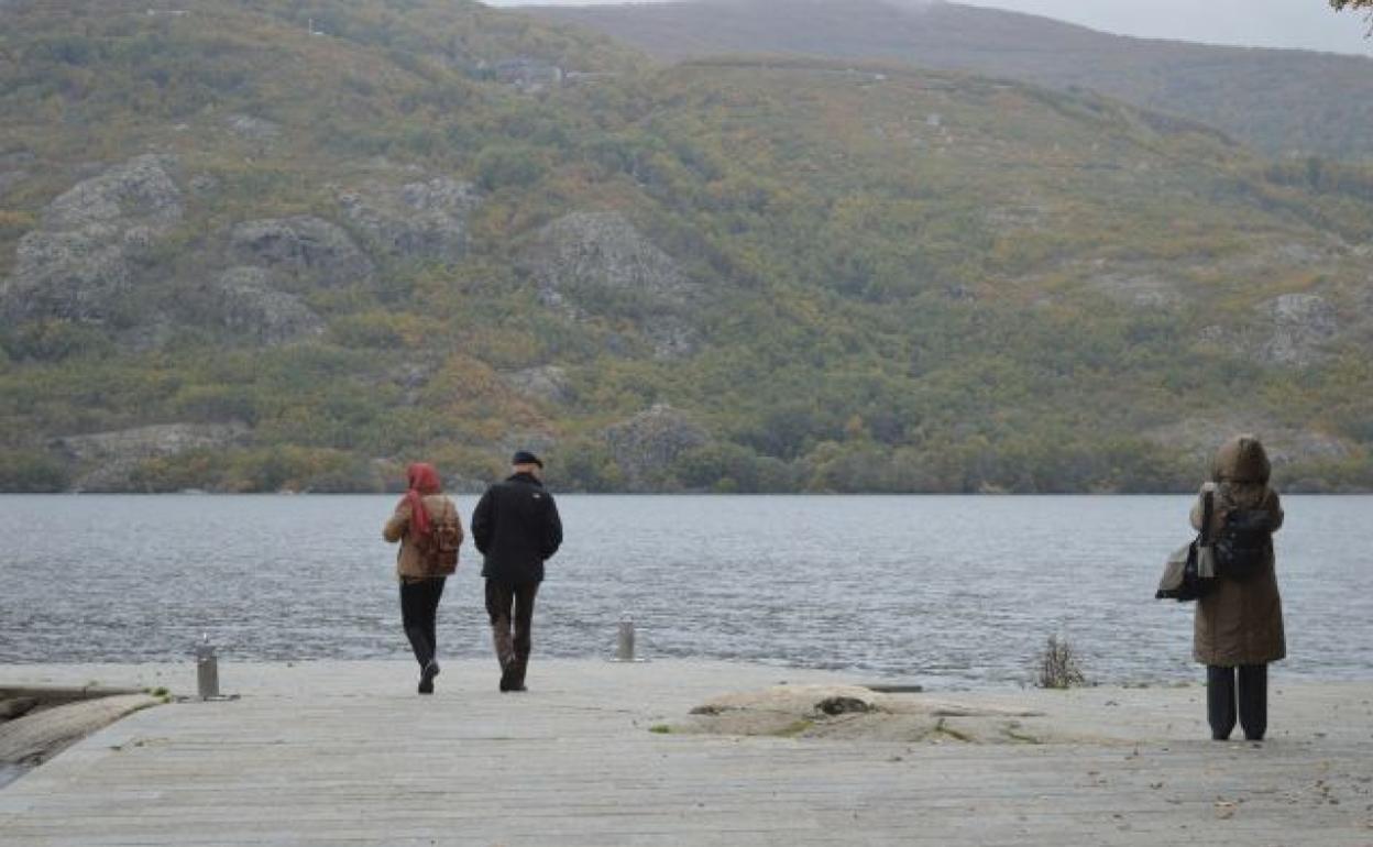 Turistas observan las aguas del Lago de Sanabria, en la provincia de Zamora 