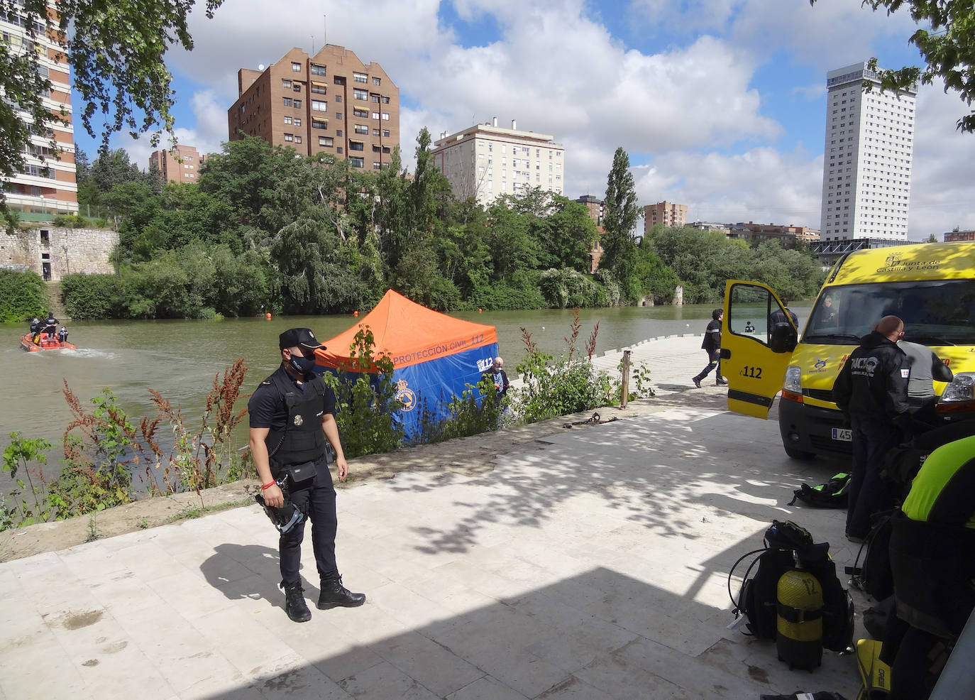 Fotos: Imágenes del rescate del cadáver del joven que desapareció el martes mientras cruzaba a nado el Pisuerga