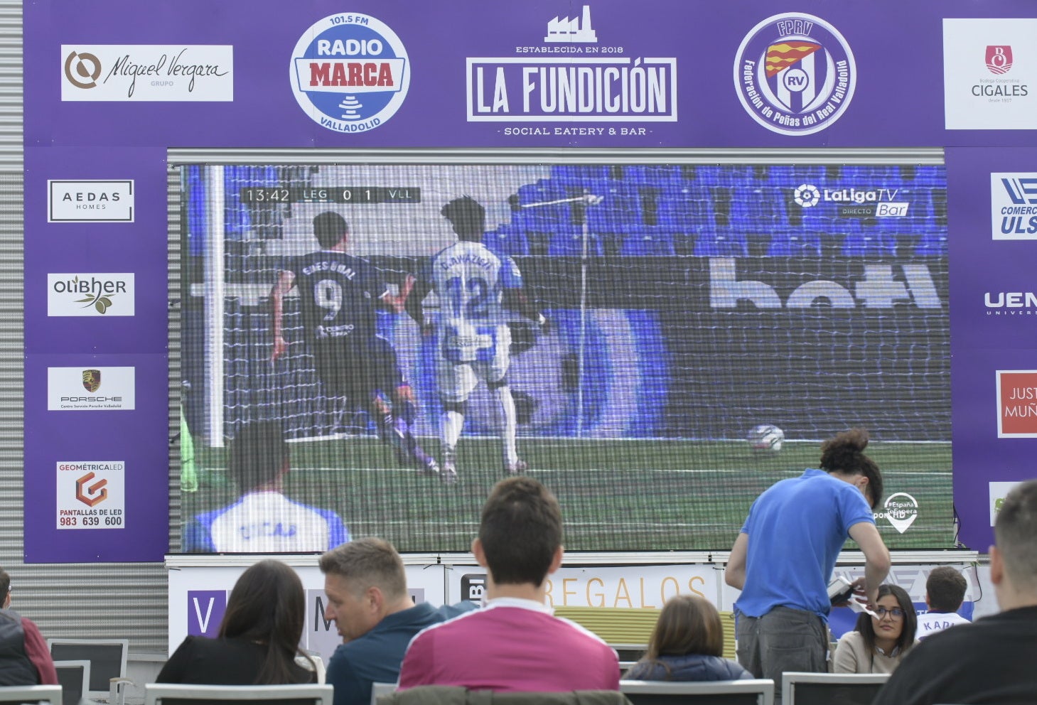 Aficionados blanquivioletas se reúnen en las terrazas de Valladolid tres meses después de iniciarse el confinamiento y con la intención de recuperar las sensaciones que aparcó aquel 8 de marzo en Zorrilla | Hoy se mide al Leganés, primer rival directo en un partido decisivo que puede darle media salvación
