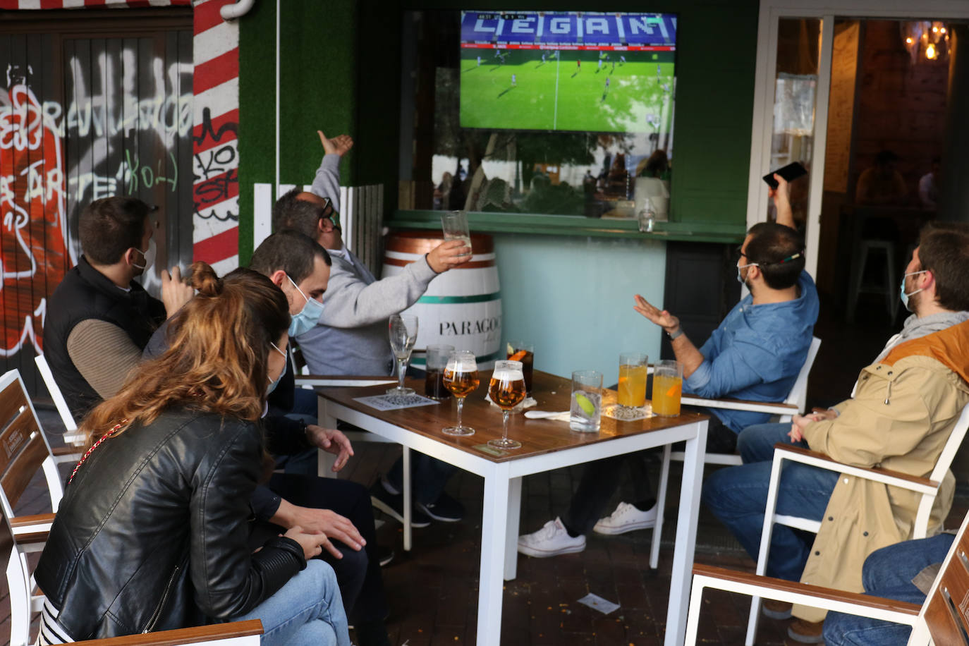 Aficionados blanquivioletas se reúnen en las terrazas de Valladolid tres meses después de iniciarse el confinamiento y con la intención de recuperar las sensaciones que aparcó aquel 8 de marzo en Zorrilla | Hoy se mide al Leganés, primer rival directo en un partido decisivo que puede darle media salvación