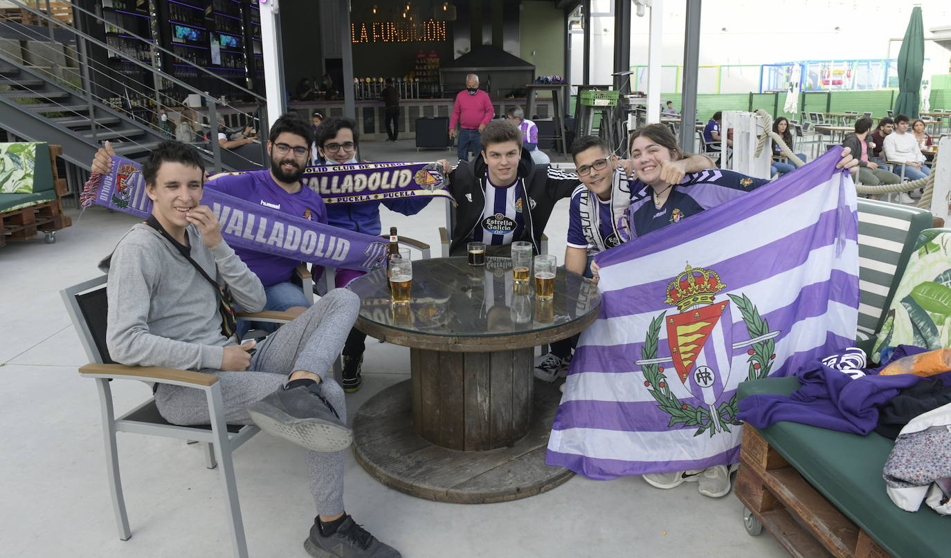 Aficionados blanquivioletas se reúnen en las terrazas de Valladolid tres meses después de iniciarse el confinamiento y con la intención de recuperar las sensaciones que aparcó aquel 8 de marzo en Zorrilla | Hoy se mide al Leganés, primer rival directo en un partido decisivo que puede darle media salvación