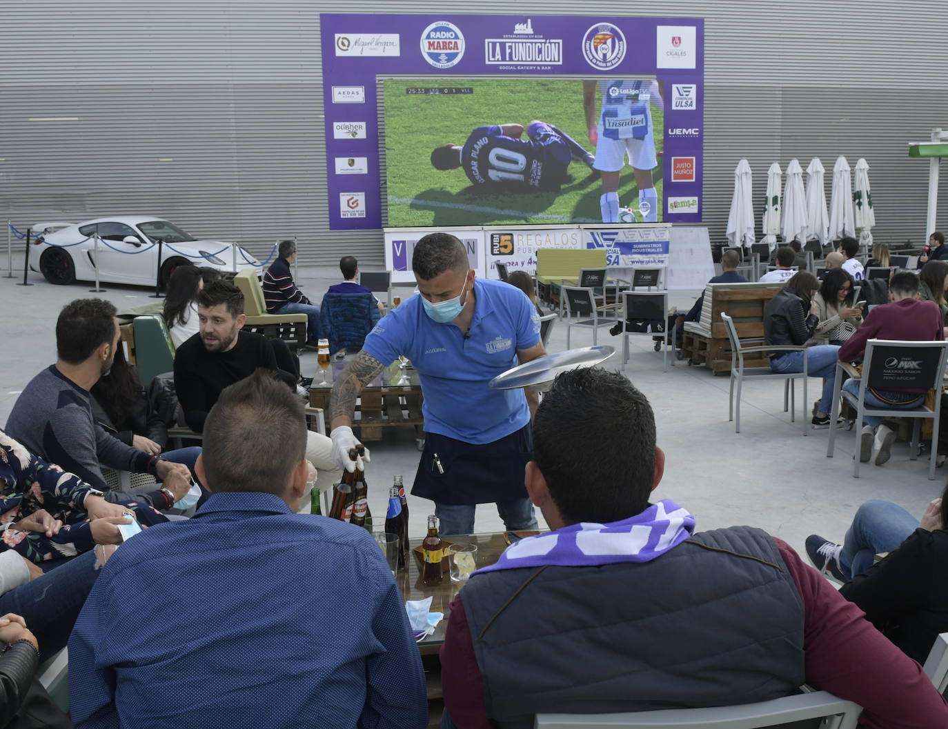 Aficionados blanquivioletas se reúnen en las terrazas de Valladolid tres meses después de iniciarse el confinamiento y con la intención de recuperar las sensaciones que aparcó aquel 8 de marzo en Zorrilla | Hoy se mide al Leganés, primer rival directo en un partido decisivo que puede darle media salvación