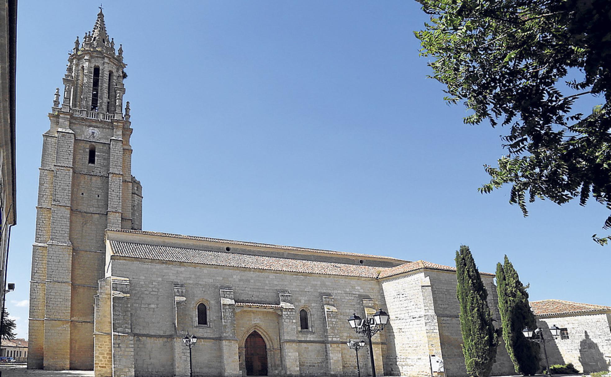 Colegiata dedicada a San Miguel Arcángel, con su torre gótica de 63 metros de altura.