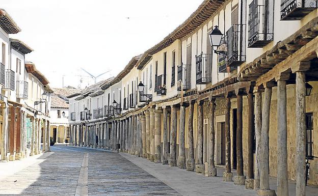 Imagen principal - Arriba, las calles porticadas de Ampudia reflejan el estilo señorial de una villa histórica y sobre estas líneas, Castillo que fue propiedad del Duque de Lerma.