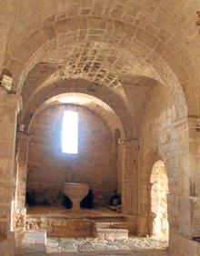 Imagen secundaria 2 - Arriba, Salas del Museo de Arte Sacro instalado en el Convento de San Francisco; Museo de la Medicina, en el Hospital de Santa María de Clemencia e Interior con bóveda románica de San Fructuoso, en Valoria del Alcor. 