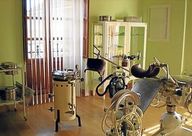 Imagen secundaria 1 - Arriba, Salas del Museo de Arte Sacro instalado en el Convento de San Francisco; Museo de la Medicina, en el Hospital de Santa María de Clemencia e Interior con bóveda románica de San Fructuoso, en Valoria del Alcor. 